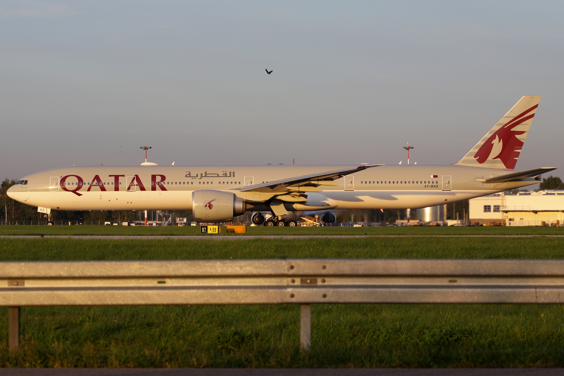 A7-BAZ (Samoloty » Spotting na EPWA » Boeing 777-300ER » Qatar Airways)