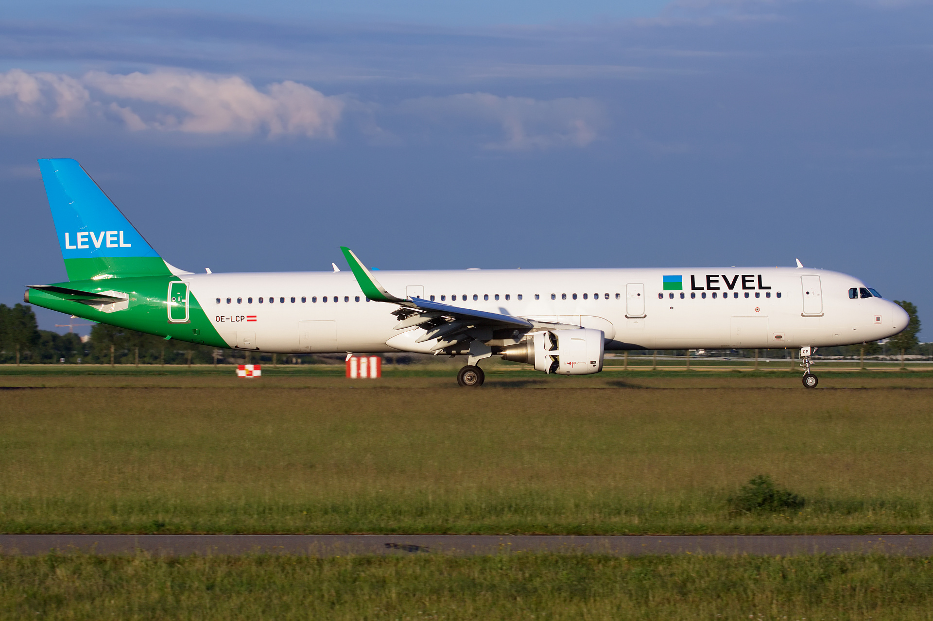 OE-LCP, Level (Aircraft » Schiphol Spotting » Airbus A321-200)