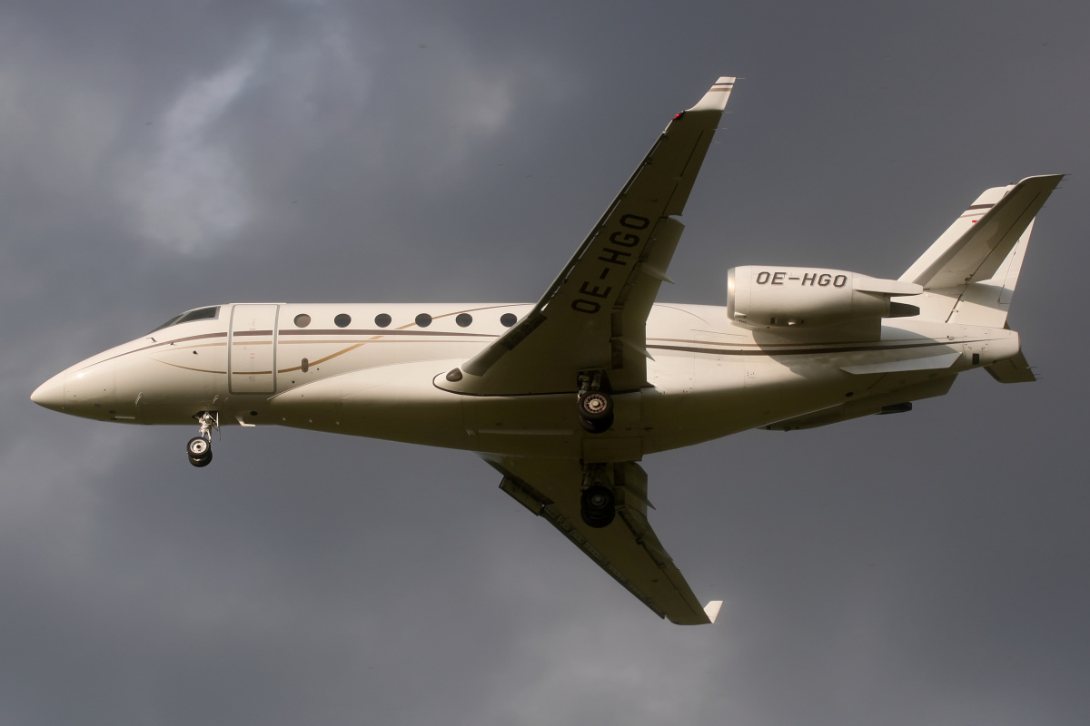 OE-HGO, MJet Aviation (Samoloty » Spotting na EPWA » Gulfstream G200)