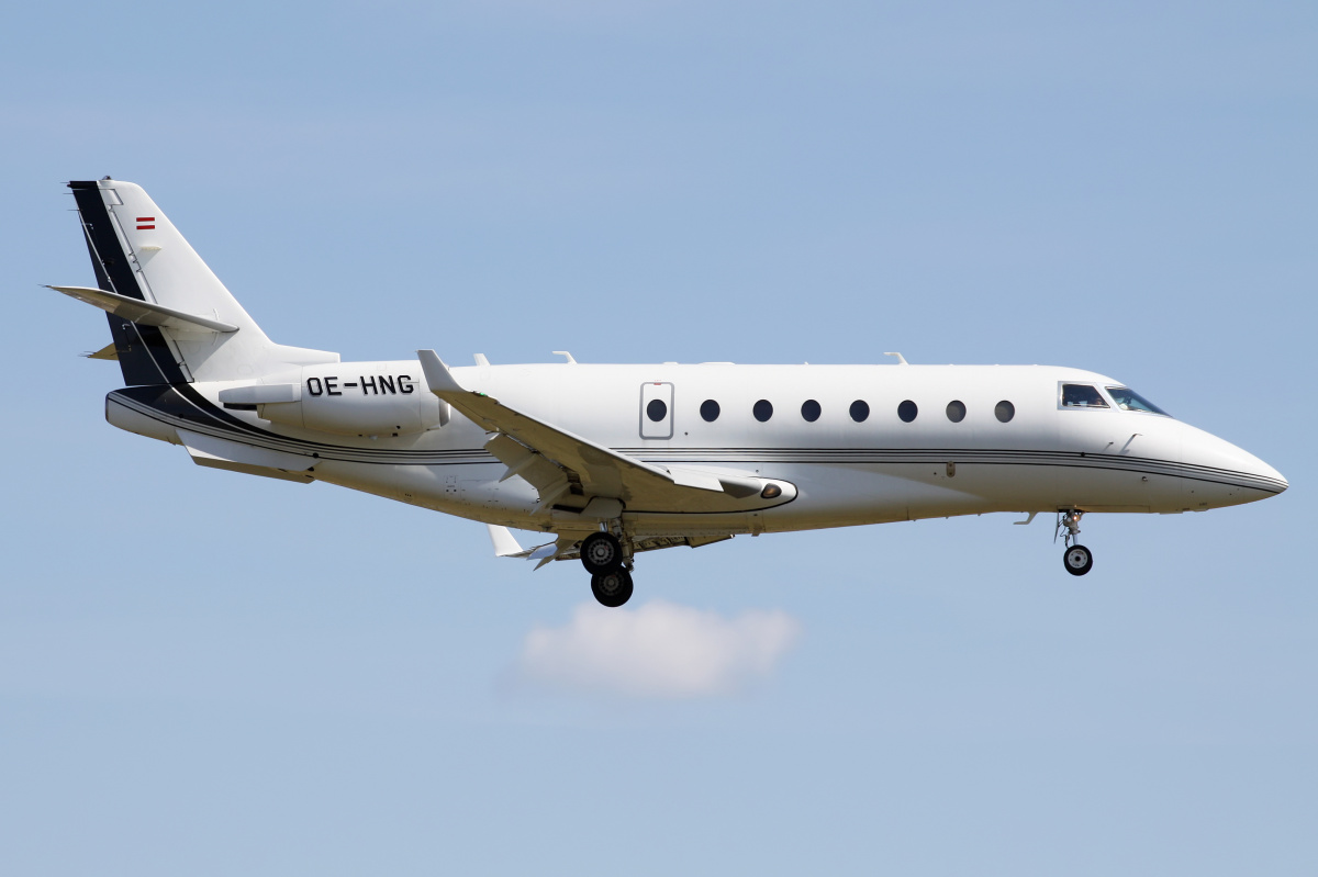 OE-HNG, MJet Aviation (Samoloty » Spotting na EPWA » Gulfstream G200)