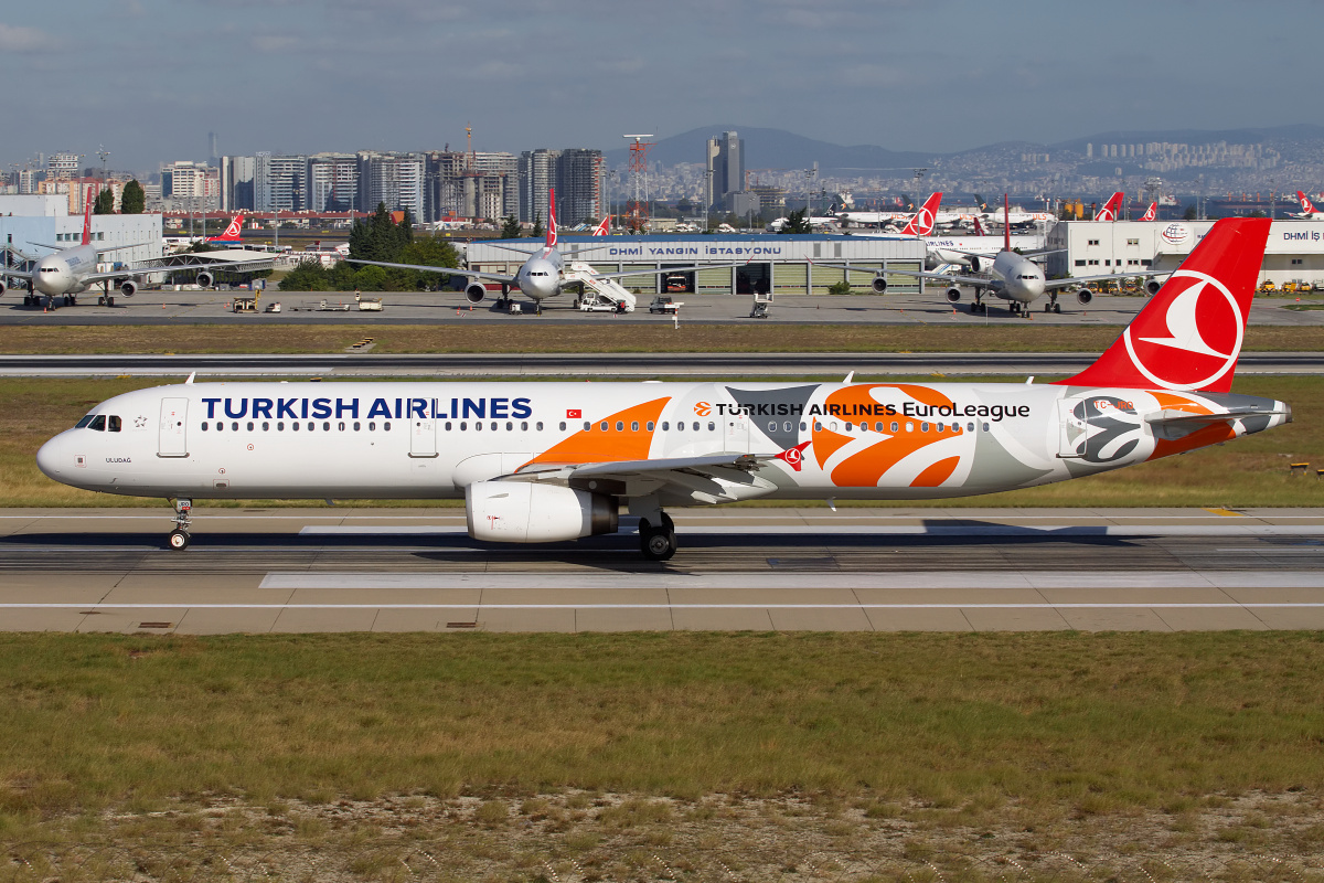 TC-JRO (malowanie Turkish Airlines EuroLeague) (Samoloty » Port Lotniczy im. Atatürka w Stambule » Airbus A321-200 » THY Turkish Airlines)