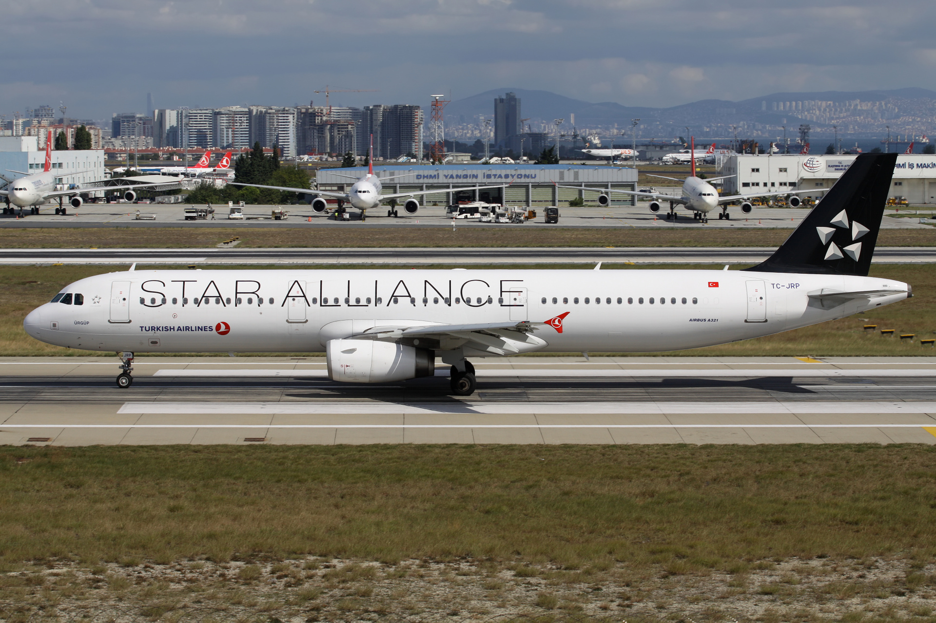TC-JRP (malowanie Star Alliance) (Samoloty » Port Lotniczy im. Atatürka w Stambule » Airbus A321-200 » THY Turkish Airlines)