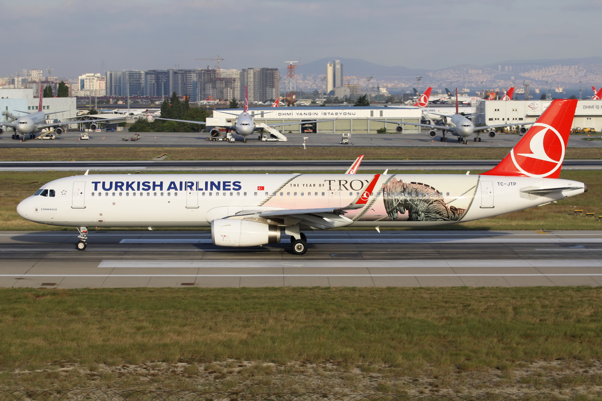 TC-JTP (malowanie The Year of Troy) (Samoloty » Port Lotniczy im. Atatürka w Stambule » Airbus A321-200 » THY Turkish Airlines)