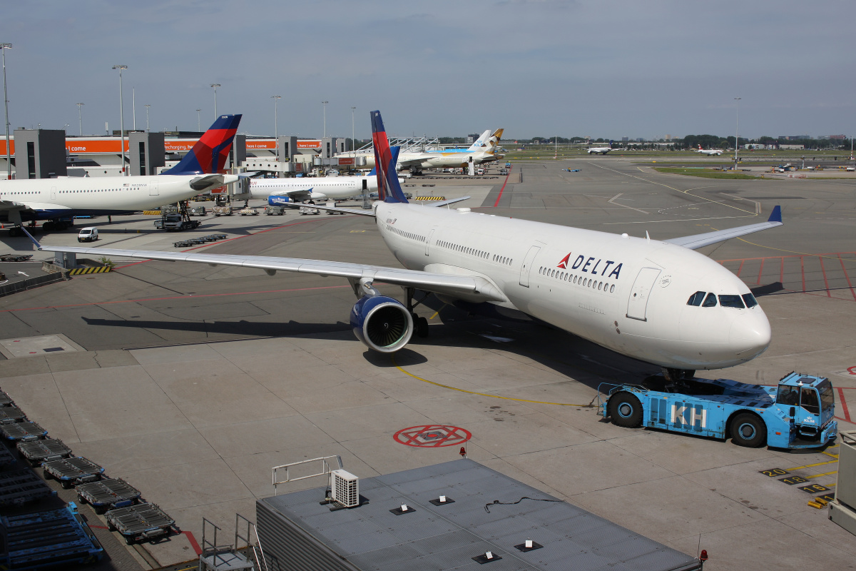 N806NW (Samoloty » Spotting na Schiphol » Airbus A330-300 » Delta Airlines)