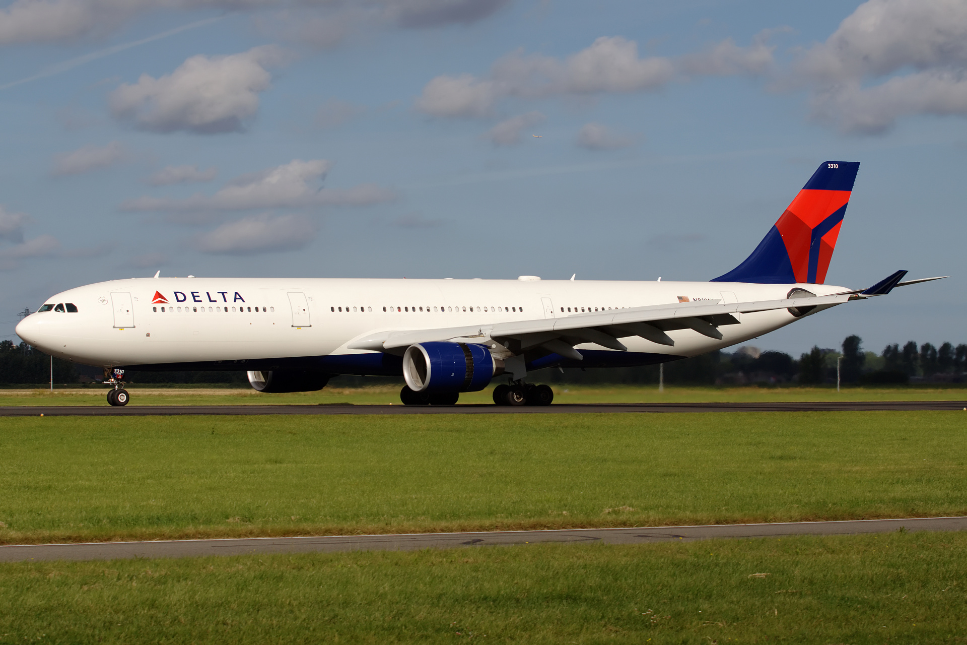 N810NW (Aircraft » Schiphol Spotting » Airbus A330-300 » Delta Airlines)