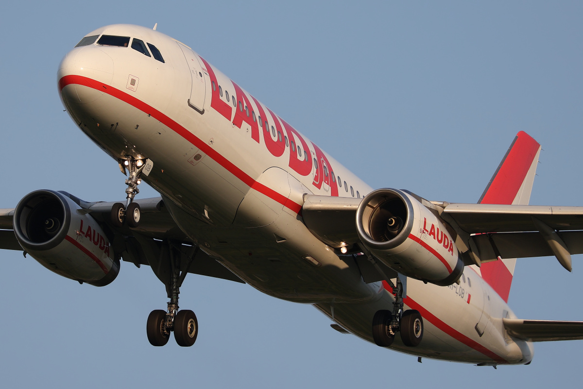 9H-LOB (Aircraft » EPWA Spotting » Airbus A320-200 » Lauda Europe)