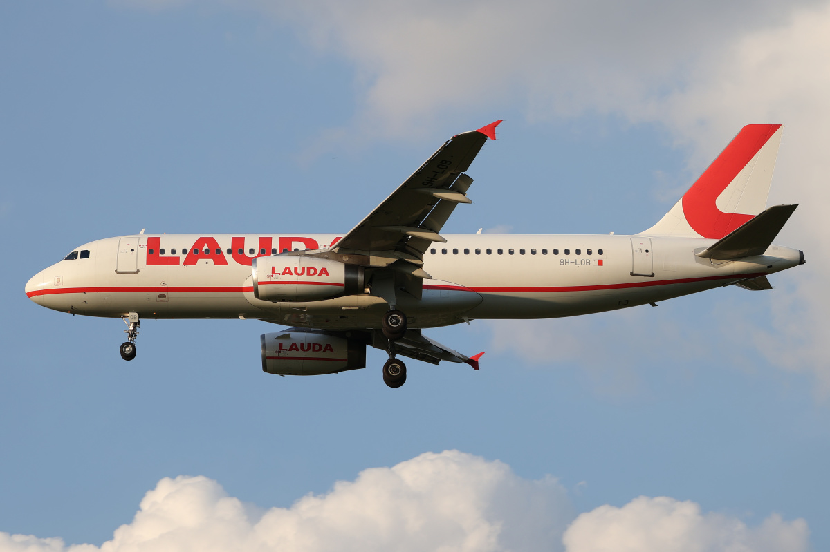 9H-LOB (Aircraft » EPWA Spotting » Airbus A320-200 » Lauda Europe)