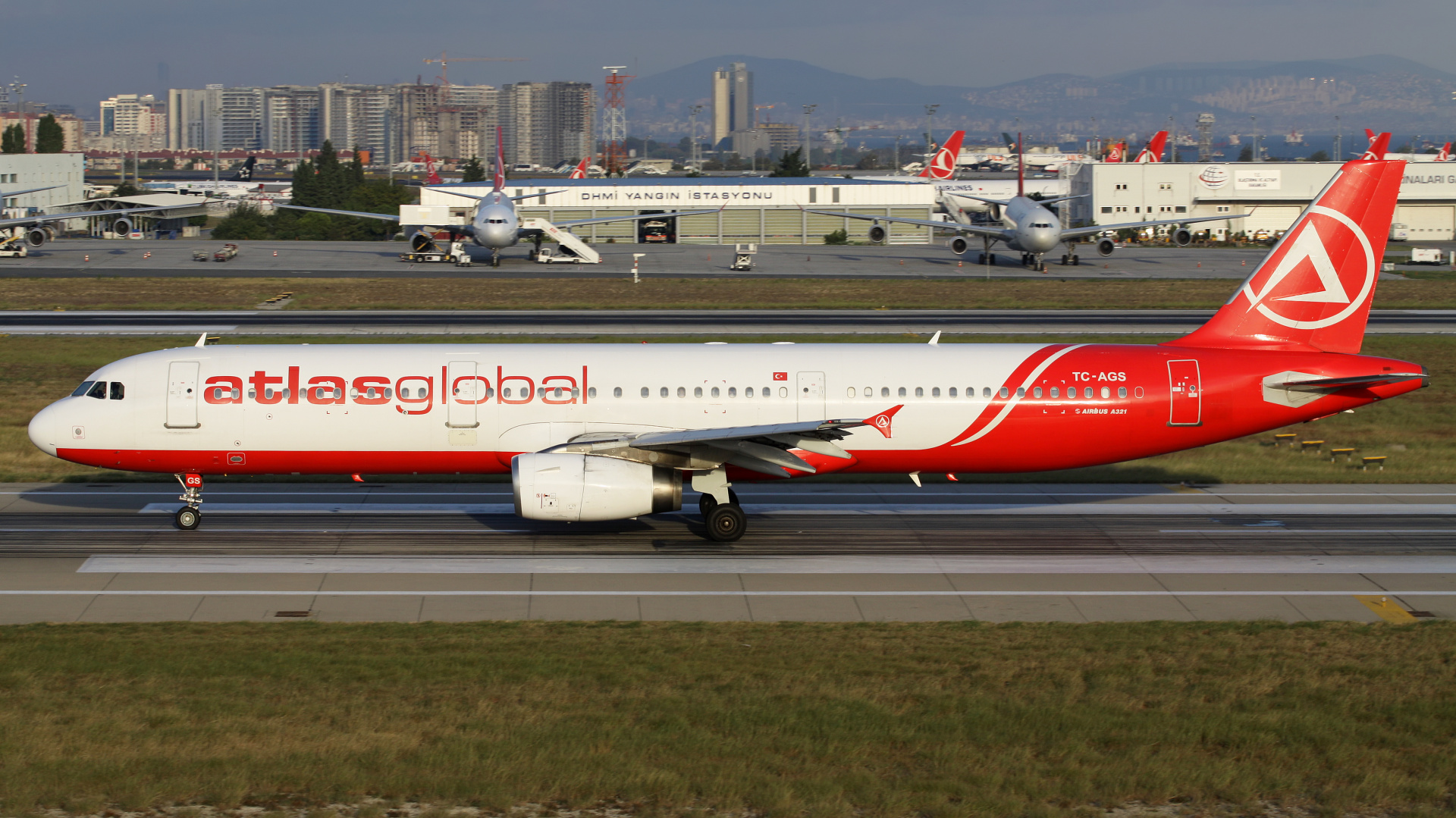 TC-AGS, AtlasGlobal (Samoloty » Port Lotniczy im. Atatürka w Stambule » Airbus A321-200)