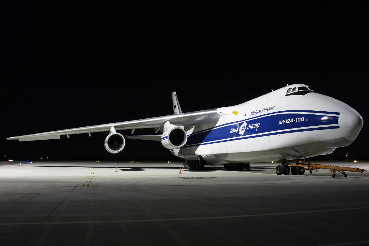 RA-82047 (Aircraft » EPWA Spotting » Antonov An-124-100 Ruslan » Volga Dnepr Airlines)