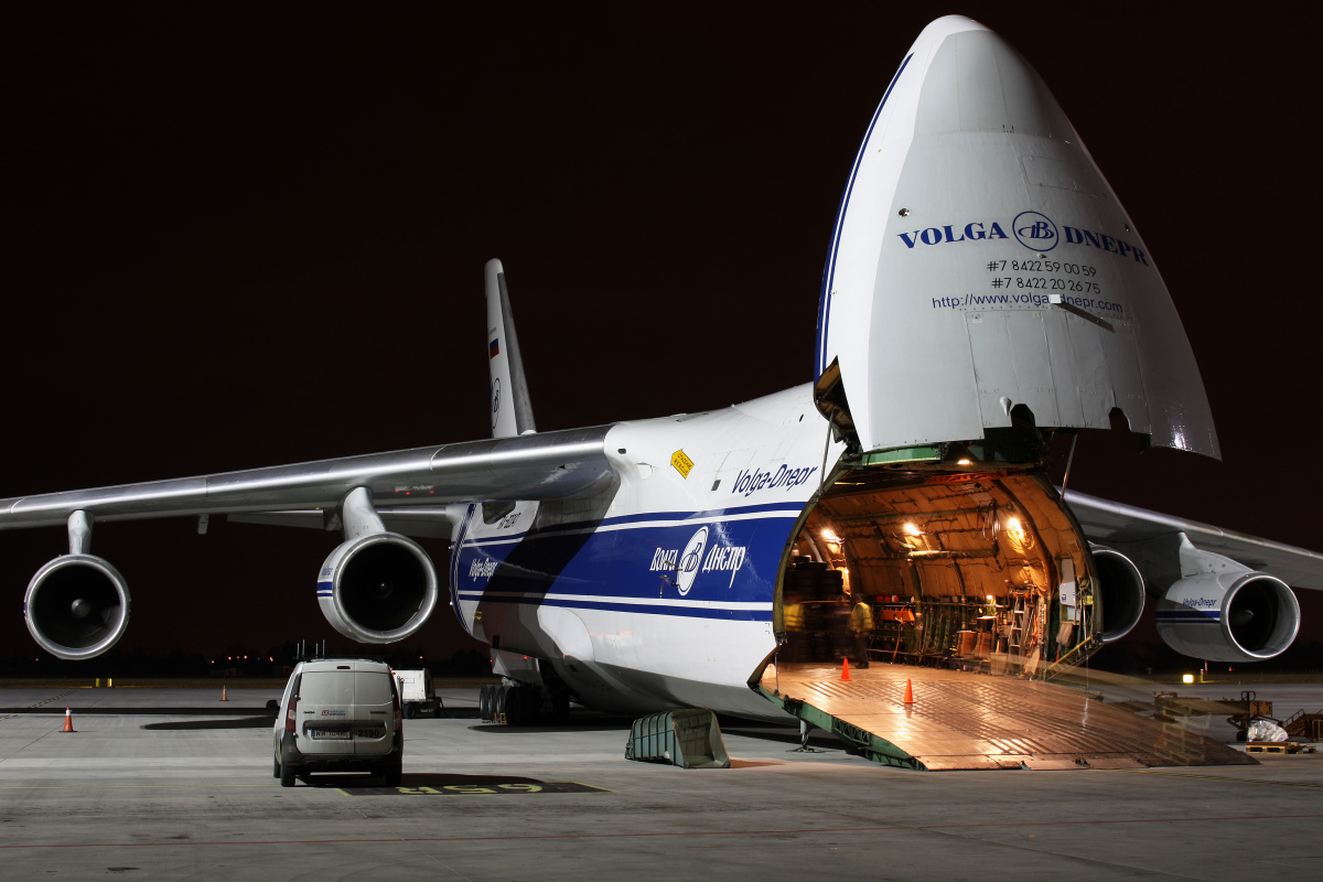 RA-82046 (Aircraft » EPWA Spotting » Antonov An-124-100 Ruslan » Volga Dnepr Airlines)