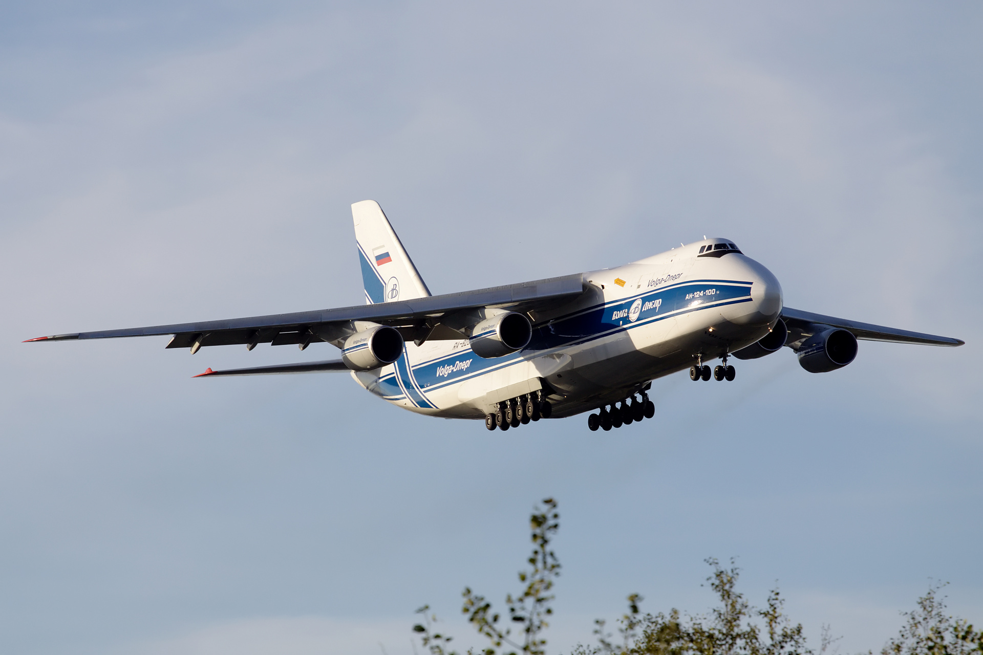RA-82047 (Aircraft » EPWA Spotting » Antonov An-124-100 Ruslan » Volga Dnepr Airlines)