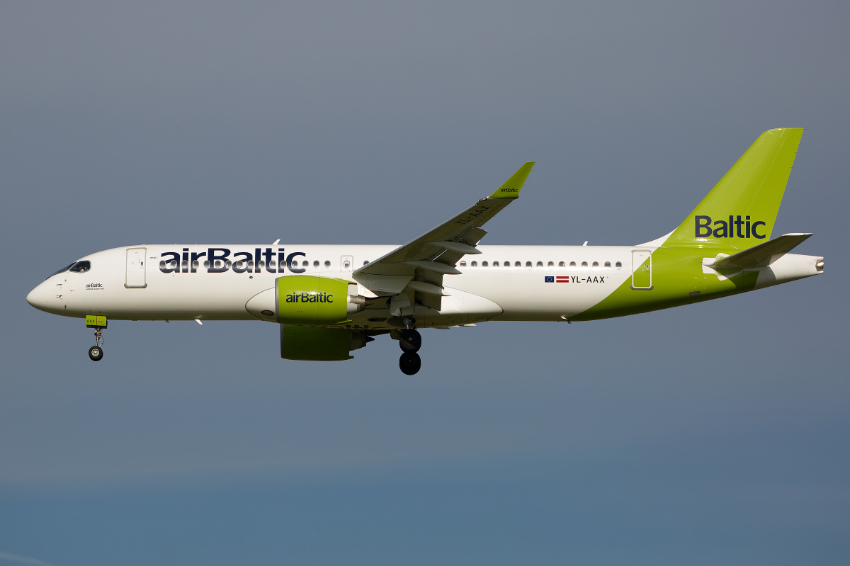 YL-AAX, airBaltic