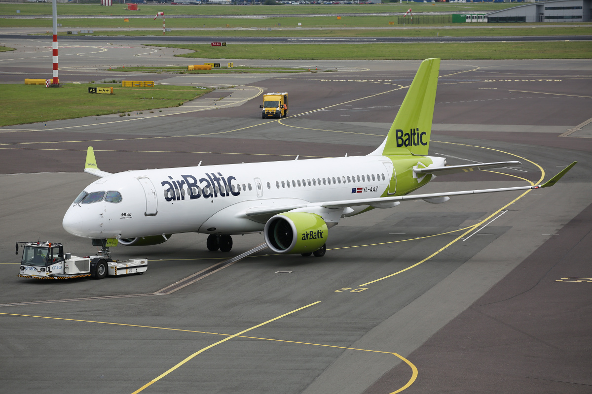 YL-AAZ, airBaltic