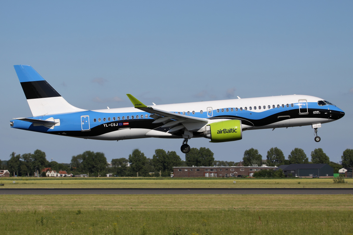 YL-CSJ, airBaltic (Estonian flag livery)