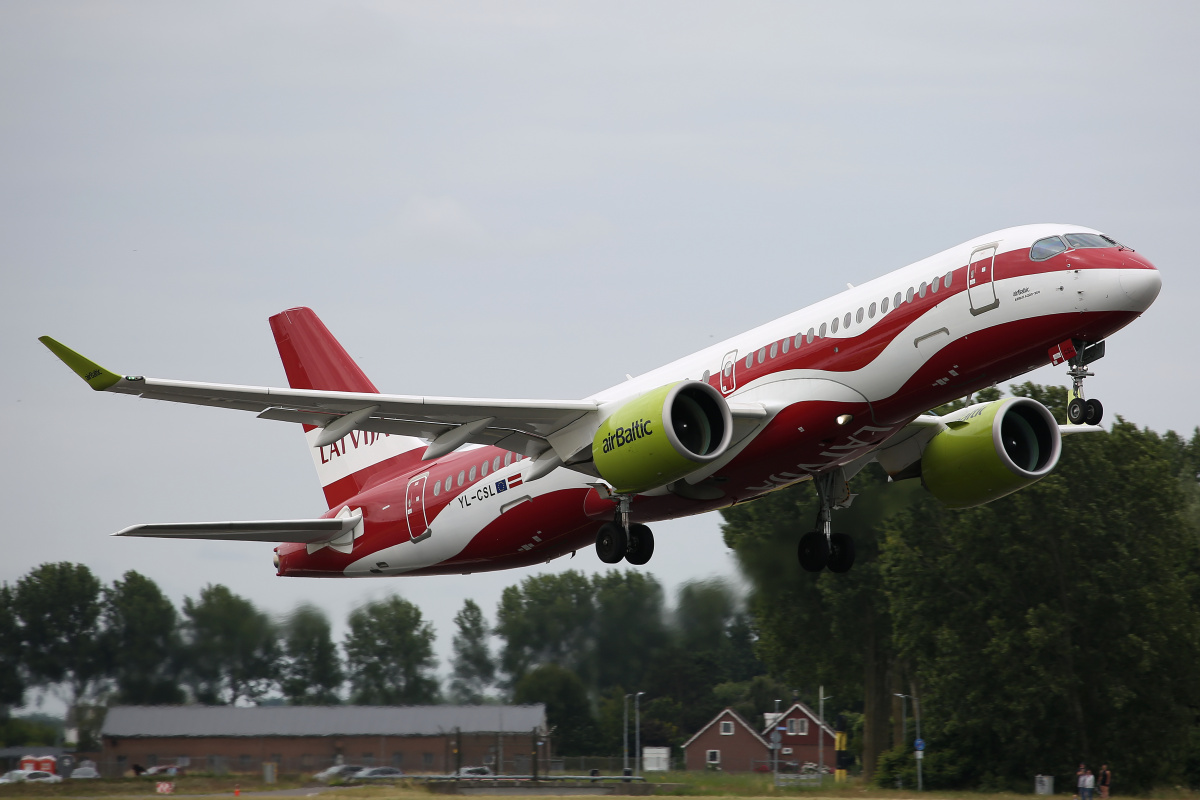 YL-CSL, airBaltic (malowanie flagi Łotwy) (Samoloty » Spotting na Schiphol » Airbus A220-300)