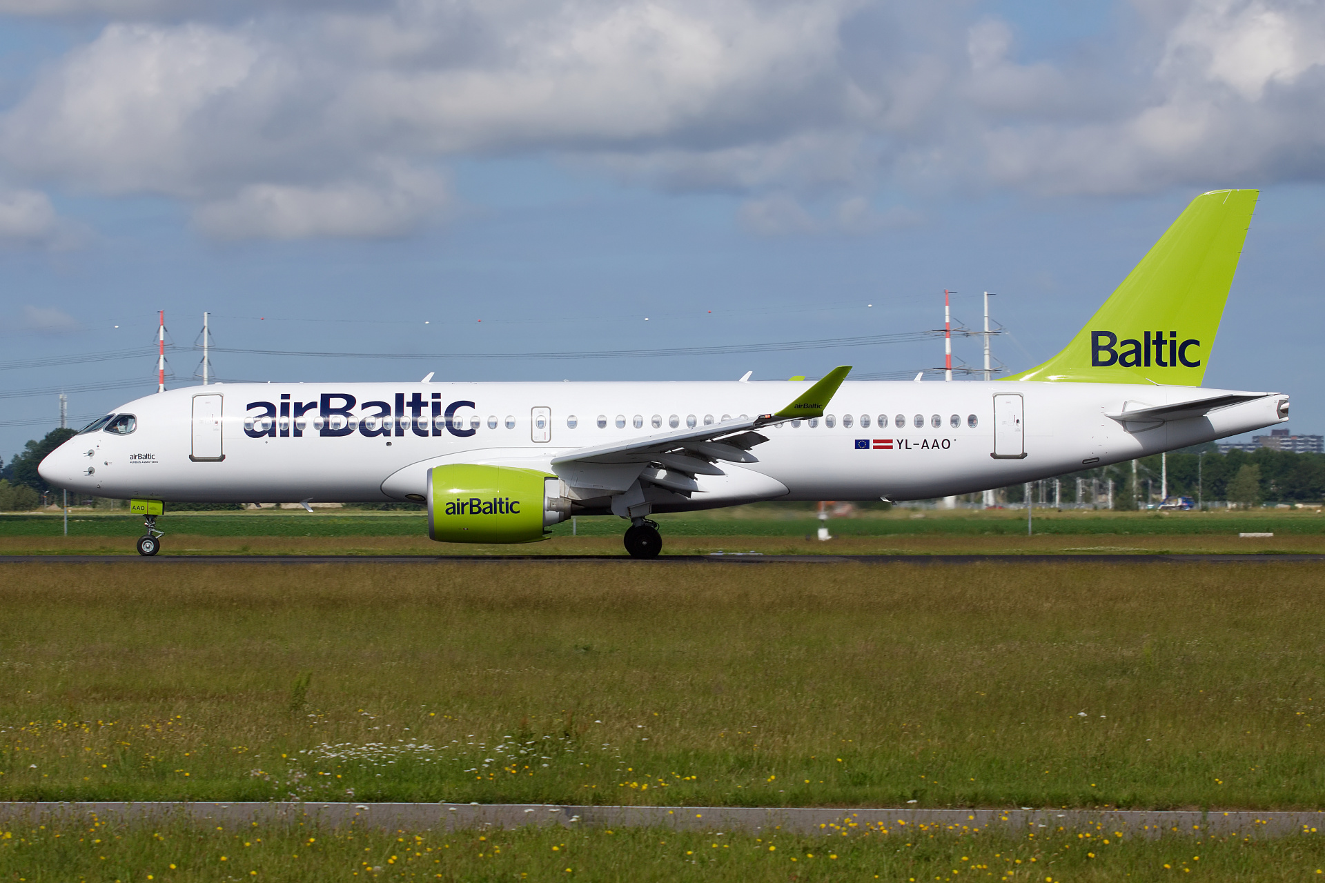 YL-AAO, airBaltic (Samoloty » Spotting na Schiphol » Airbus A220-300)
