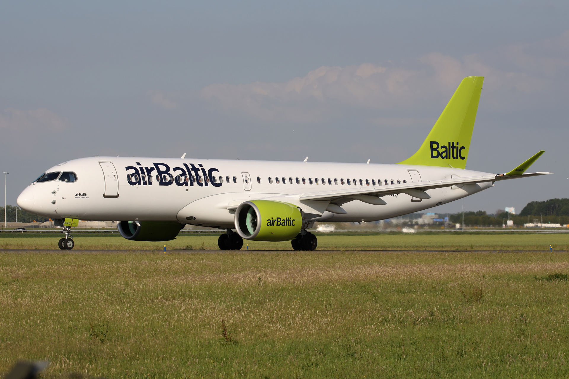 YL-AAQ, AirBaltic (Samoloty » Spotting na Schiphol » Airbus A220-300)