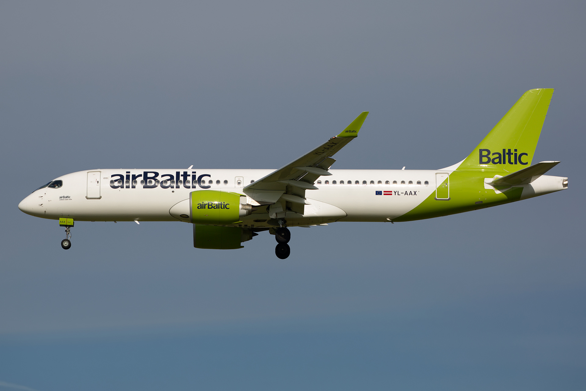 YL-AAX, airBaltic (Samoloty » Spotting na Schiphol » Airbus A220-300)