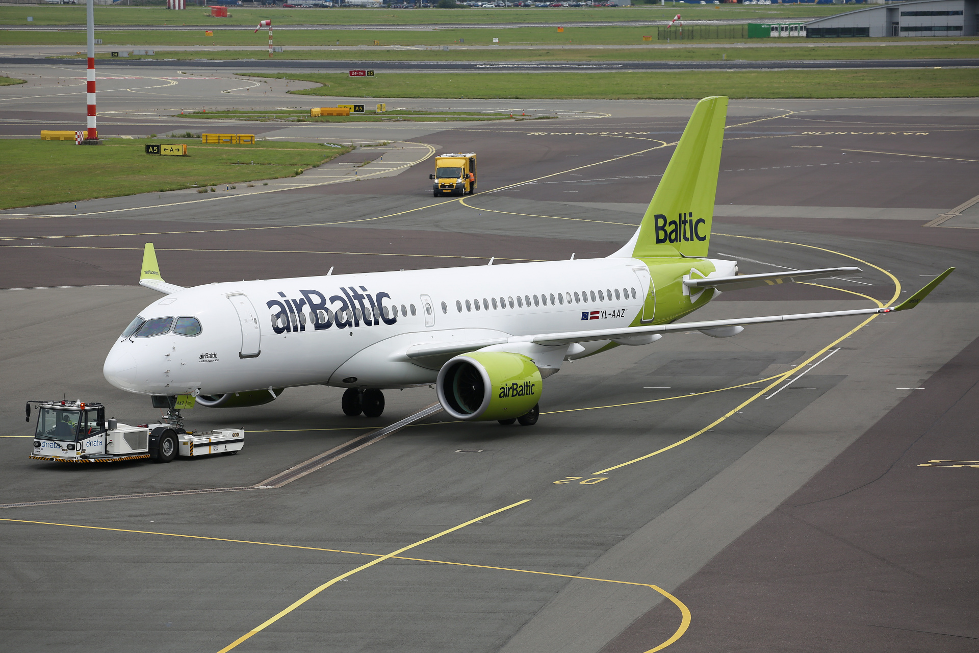 YL-AAZ, airBaltic (Samoloty » Spotting na Schiphol » Airbus A220-300)