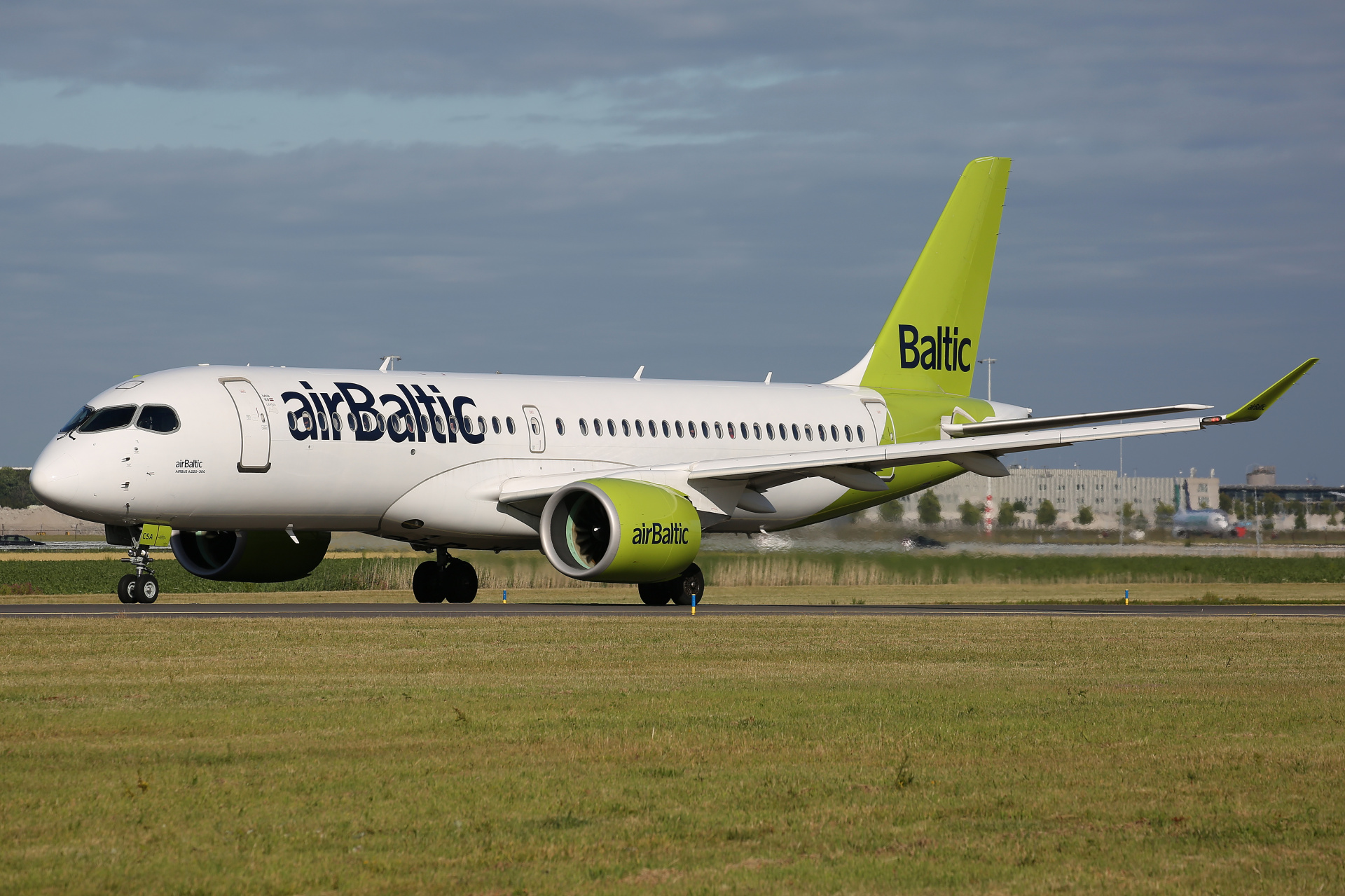 YL-CSA, airBaltic (Samoloty » Spotting na Schiphol » Airbus A220-300)