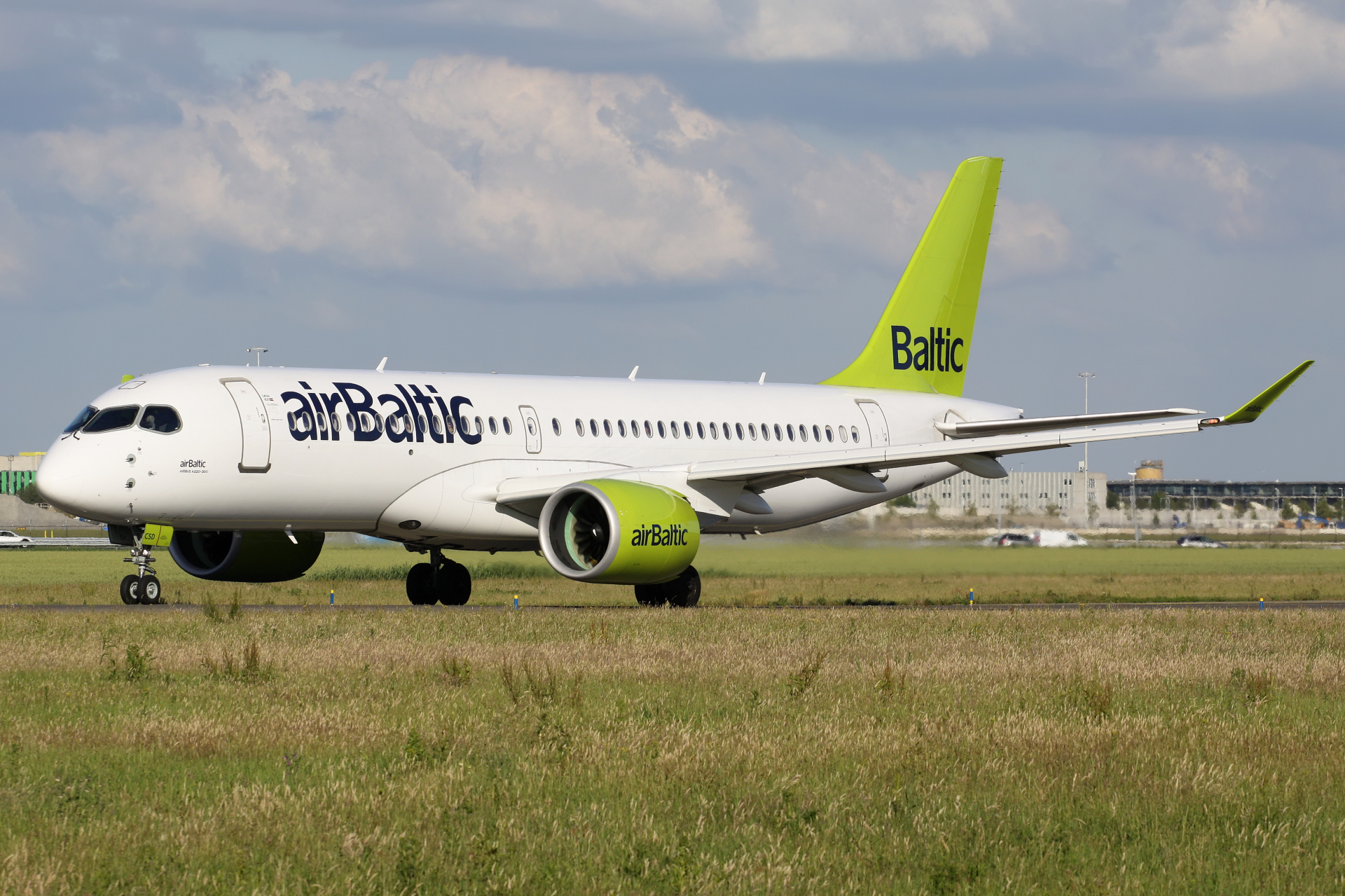 YL-CSD, airBaltic (Samoloty » Spotting na Schiphol » Airbus A220-300)