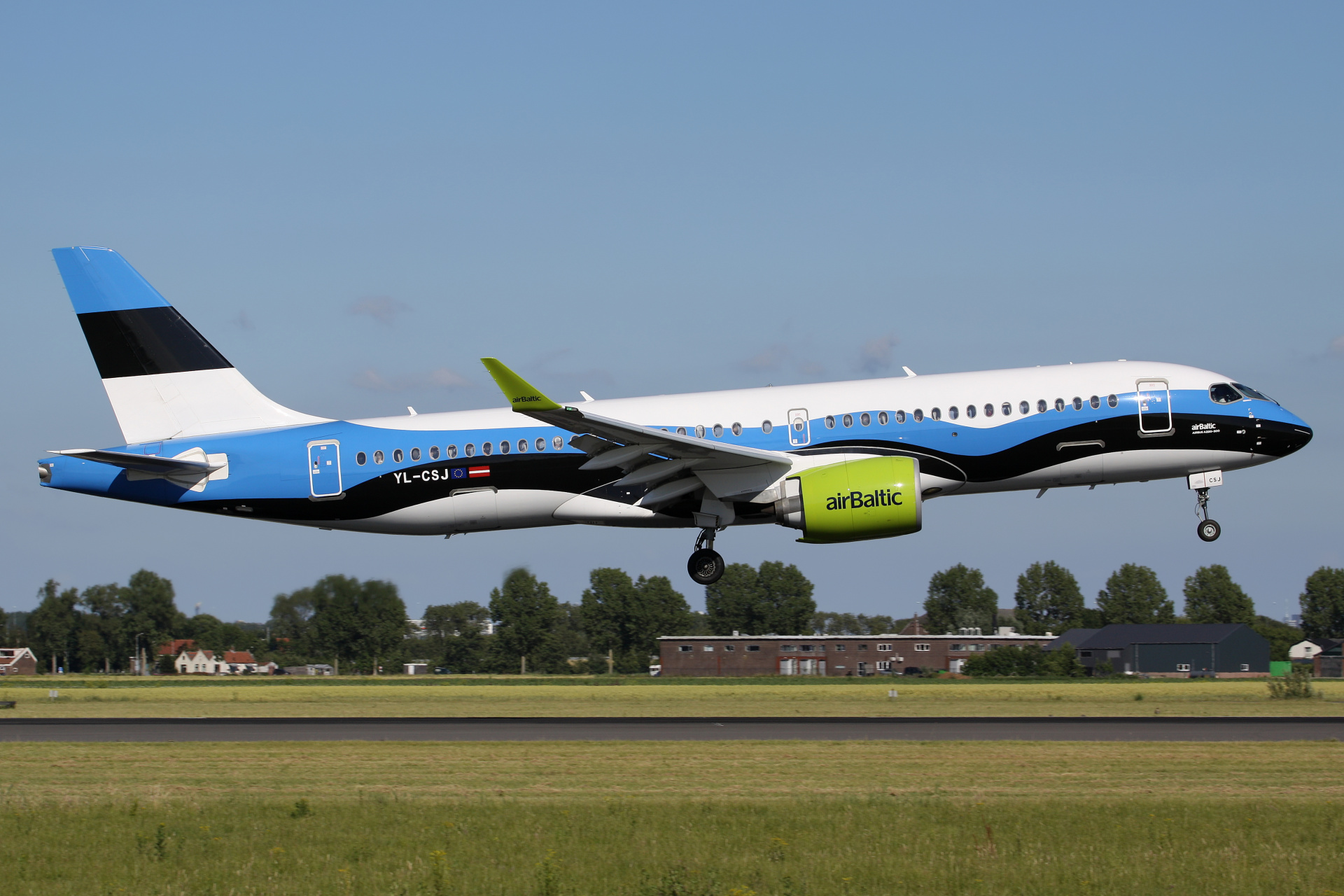 YL-CSJ, airBaltic (Estonian flag livery) (Aircraft » Schiphol Spotting » Airbus A220-300)