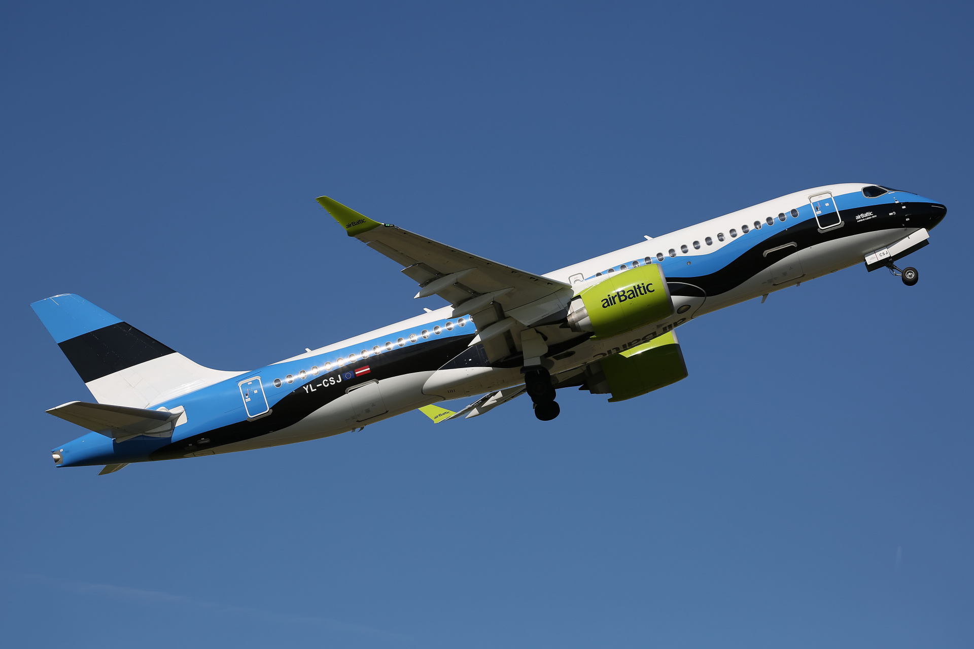 YL-CSJ, airBaltic (Estonian flag livery) (Aircraft » Schiphol Spotting » Airbus A220-300)