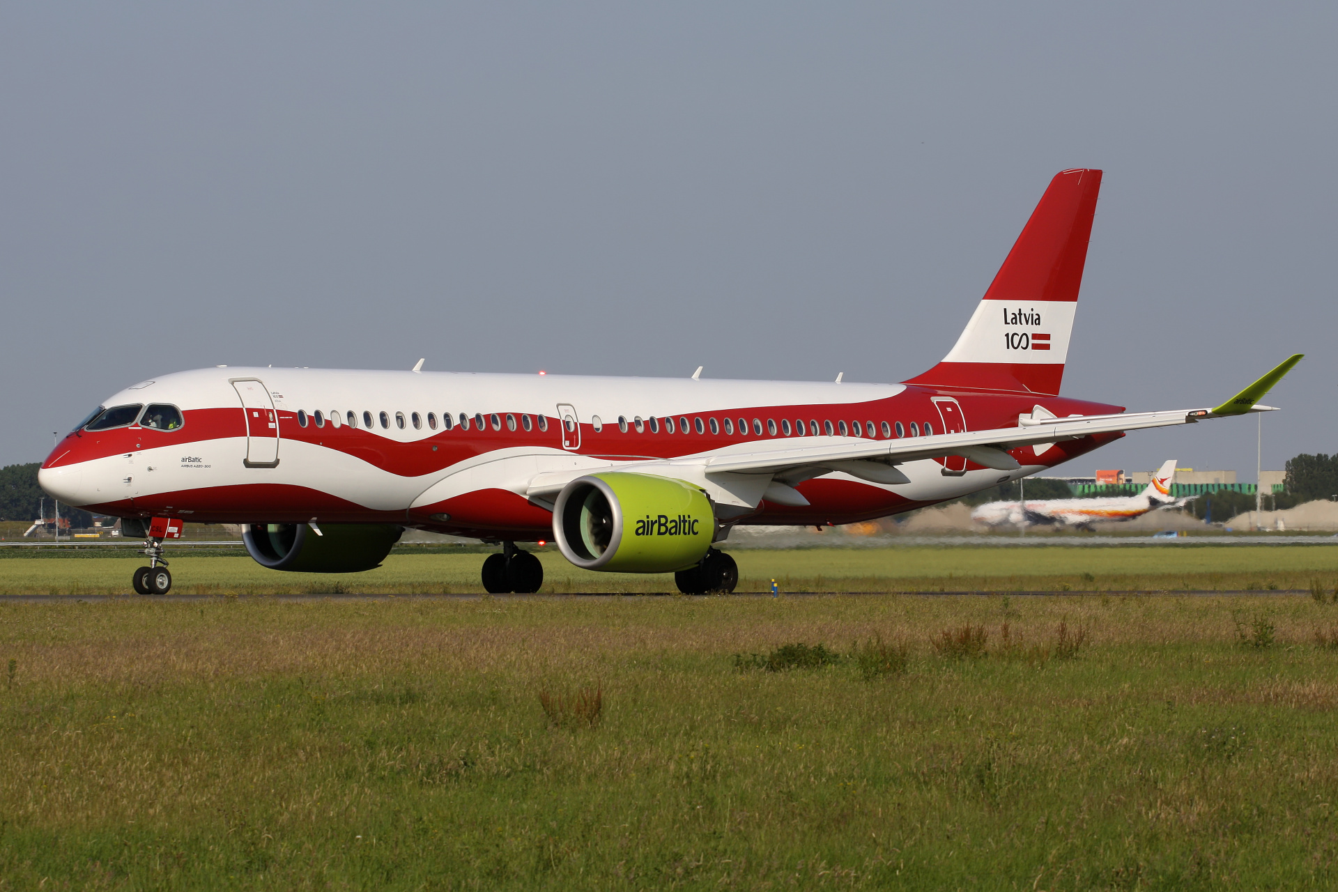 YL-CSL, airBaltic (malowanie 100-lecia Łotwy) (Samoloty » Spotting na Schiphol » Airbus A220-300)