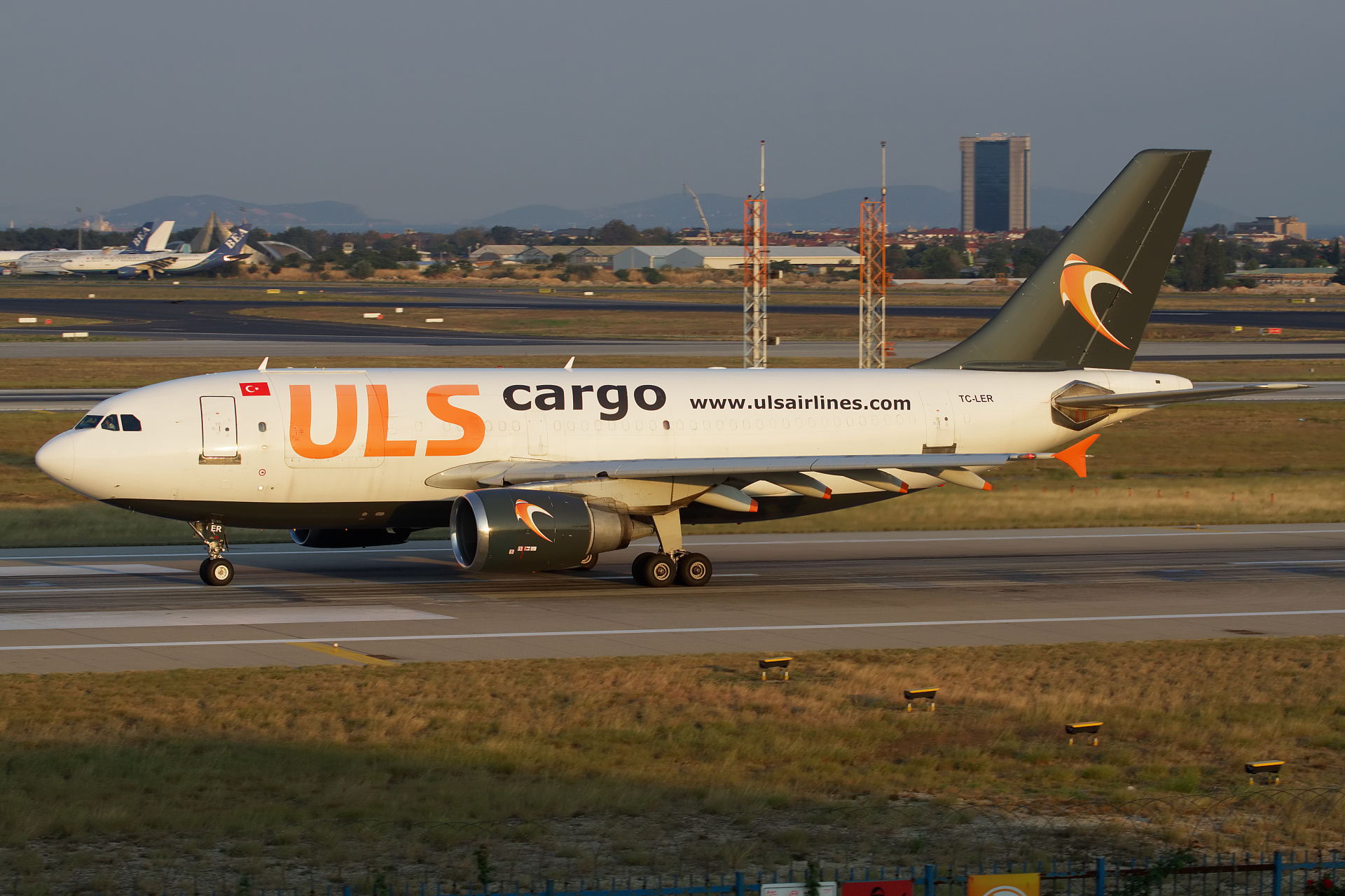 TC-LER, ULS Cargo Airlines (Samoloty » Port Lotniczy im. Atatürka w Stambule » Airbus A310-300)