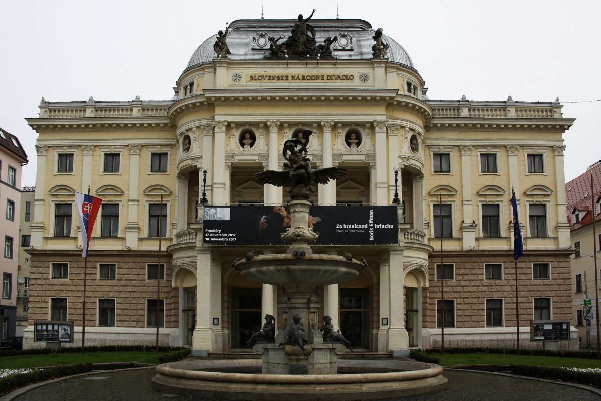 Fontanna Ganimedesa i Słowacki Teatr Narodowy (Podróże » Bratysława » Miasto za dnia)