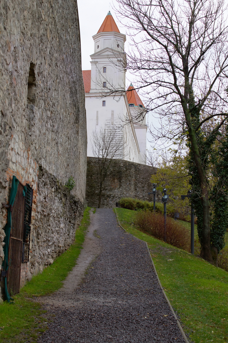 Deptak wokół murów zamkowych