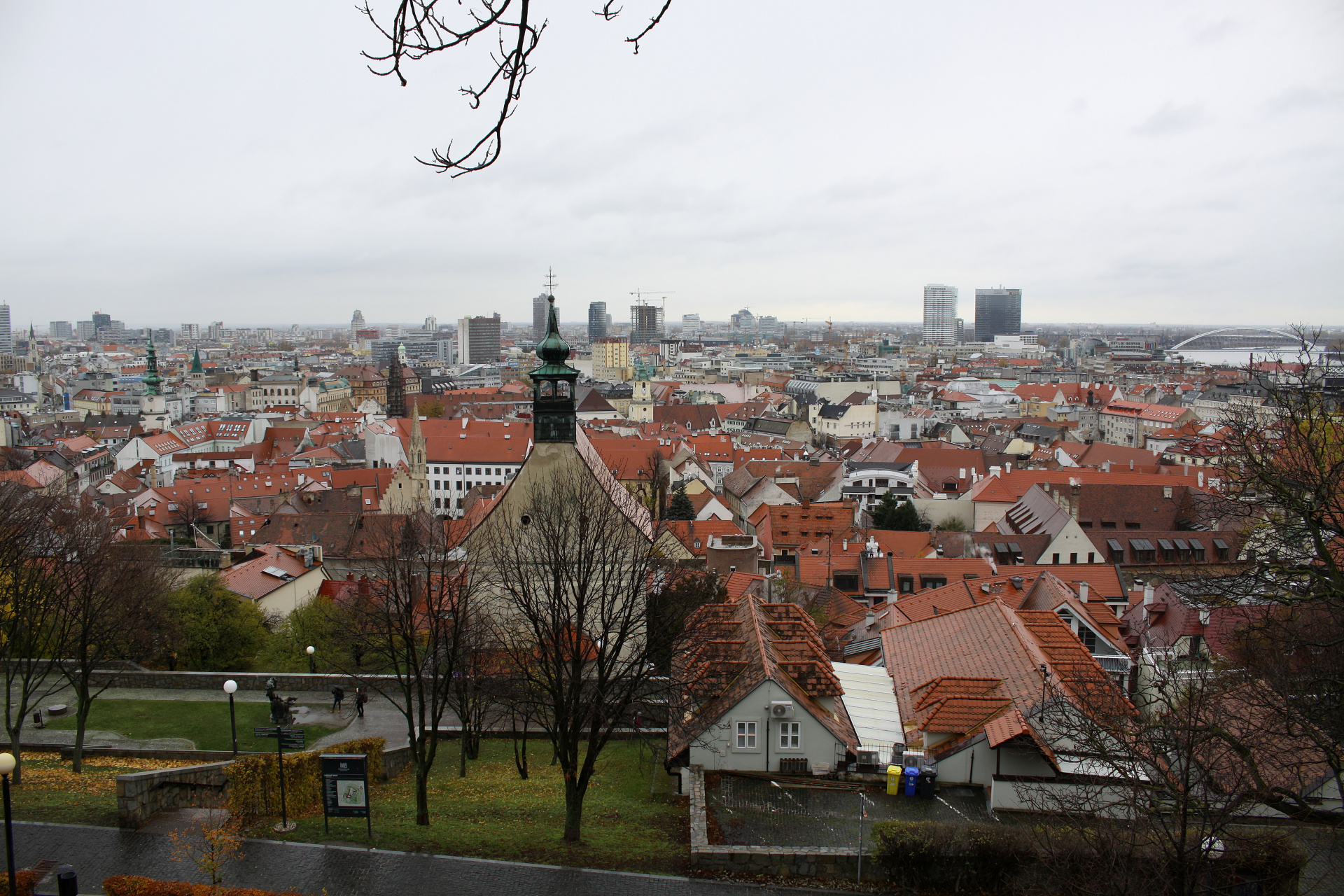 Widok wschodni z zamku (Podróże » Bratysława » Miasto za dnia)