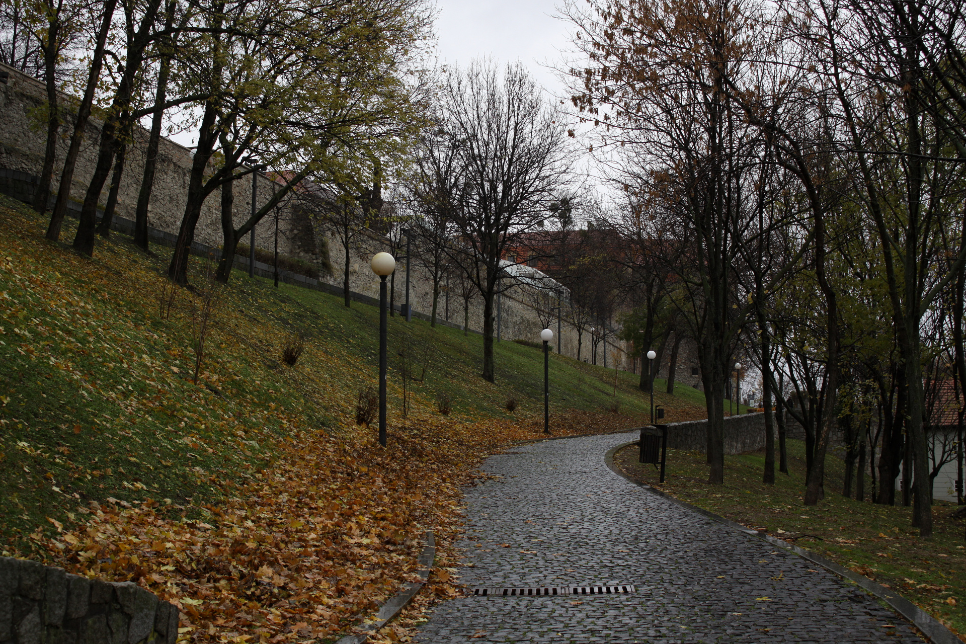 Deptak wokół murów zamkowych (Podróże » Bratysława » Miasto za dnia)
