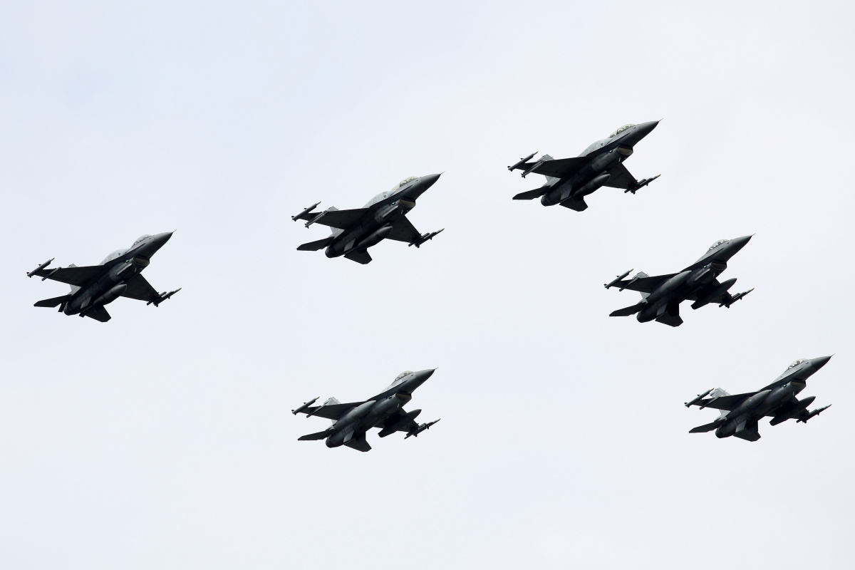 Lockheed Martin F-16 Fighting Falcon (Aircraft » Polish Army Day Parade fly-by)