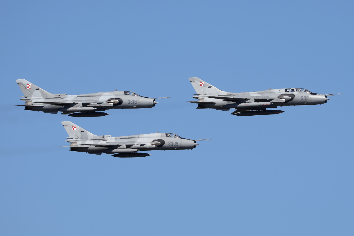 Sukhoi Su-22M4+Su-22UM3K, 3816+509+8309, Polish Air Force (Aircraft » Polish Army Day Parade fly-by)