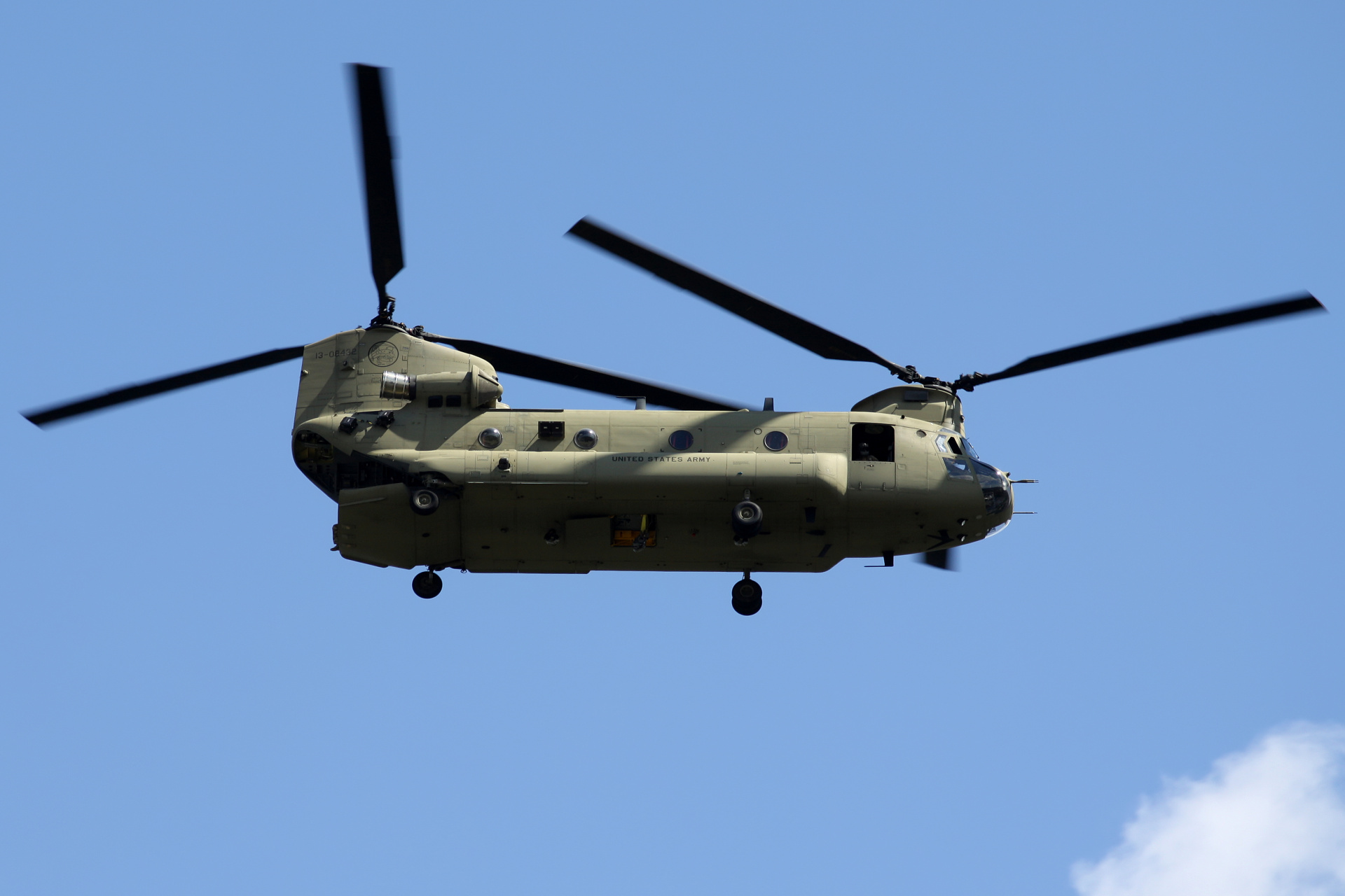 Boeing CH-47F Chinook, 13-08432, U.S. Army (Aircraft » Polish Army Day Parade fly-by)