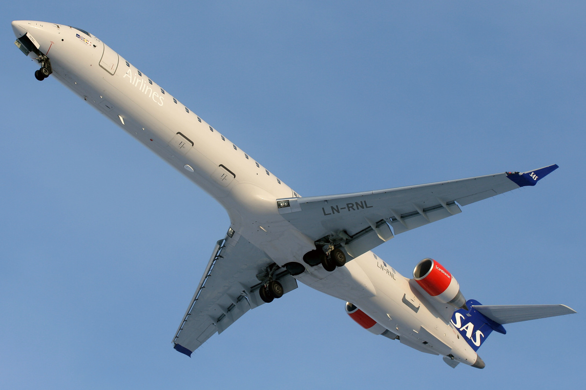 LN-RNL (Samoloty » Spotting na EPWA » Mitsubishi Regional Jet » CRJ-900 » SAS Scandinavian Airlines)