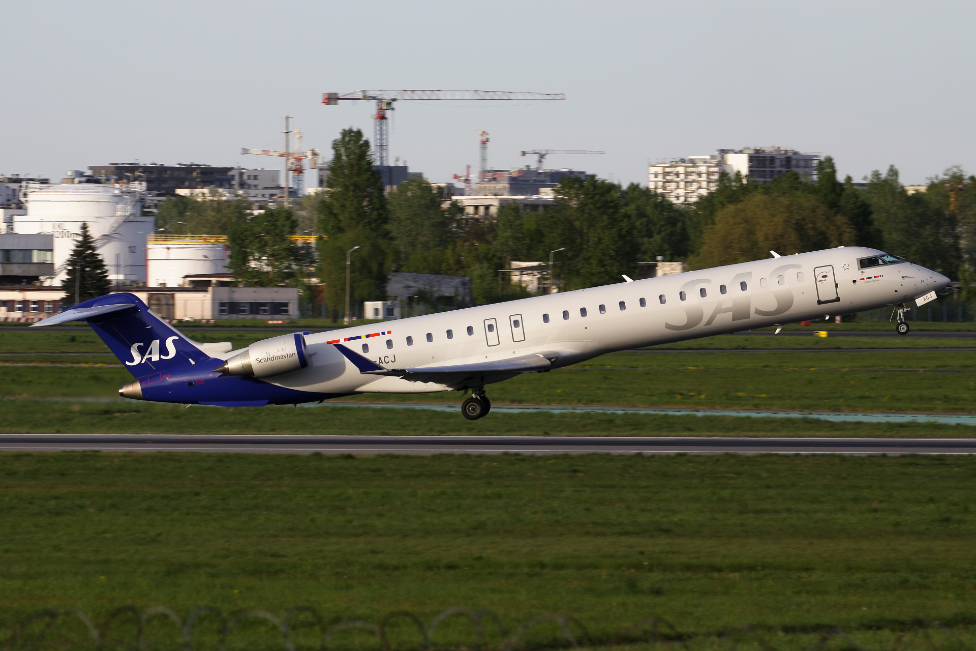 ES-ACJ (Aircraft » EPWA Spotting » Mitsubishi Regional Jet » CRJ-900 » SAS Scandinavian Airlines)
