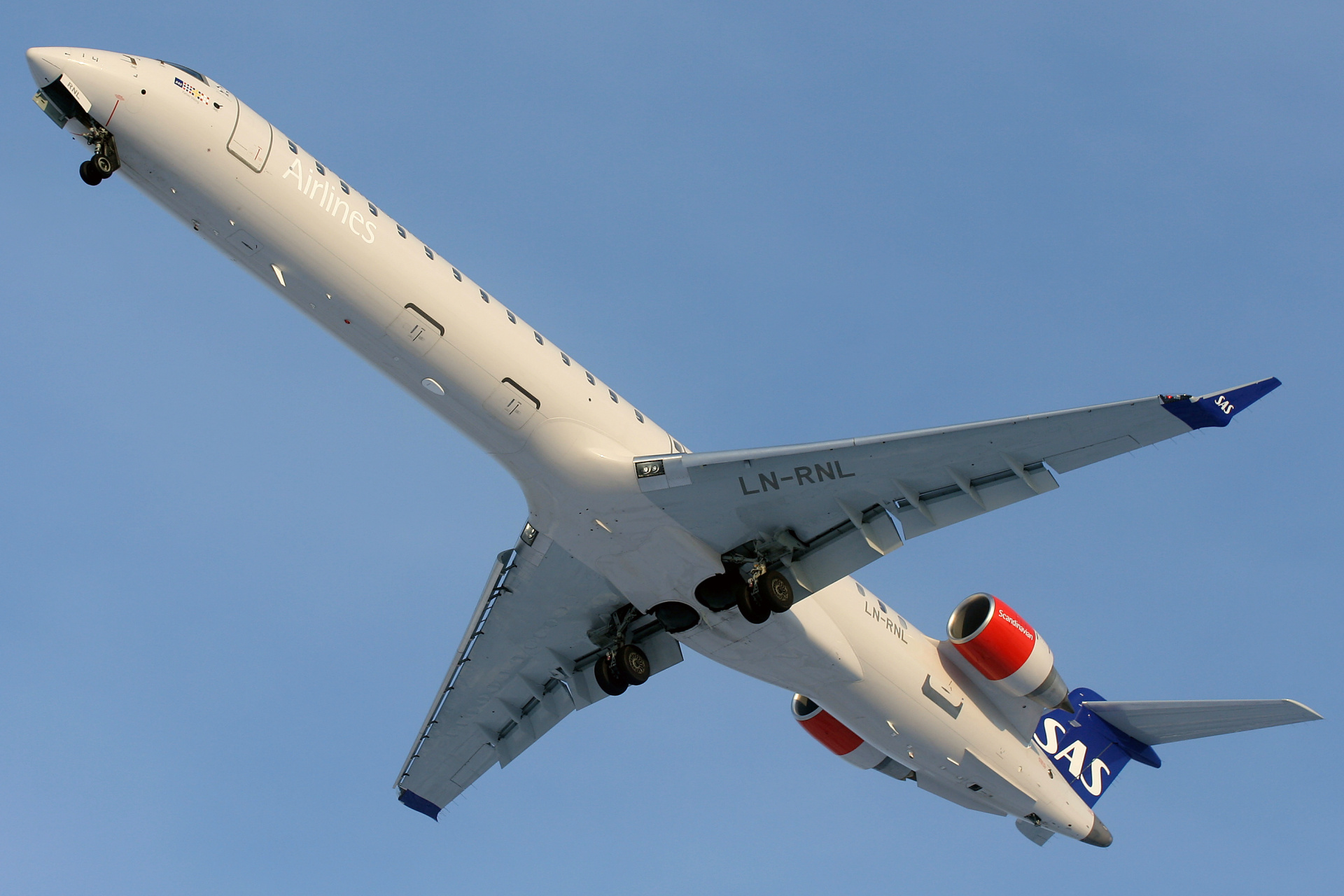 LN-RNL (Aircraft » EPWA Spotting » Mitsubishi Regional Jet » CRJ-900 » SAS Scandinavian Airlines)