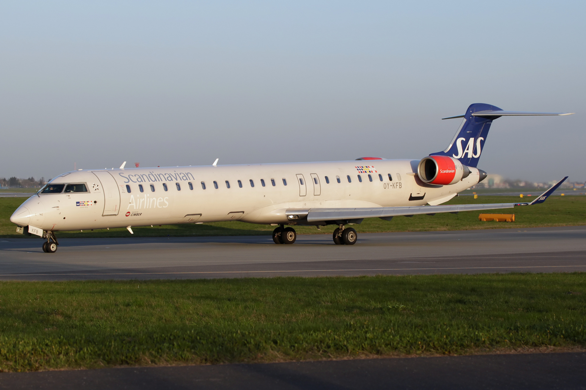 OY-KFB (Cimber Air) (Samoloty » Spotting na EPWA » Mitsubishi Regional Jet » CRJ-900 » SAS Scandinavian Airlines)