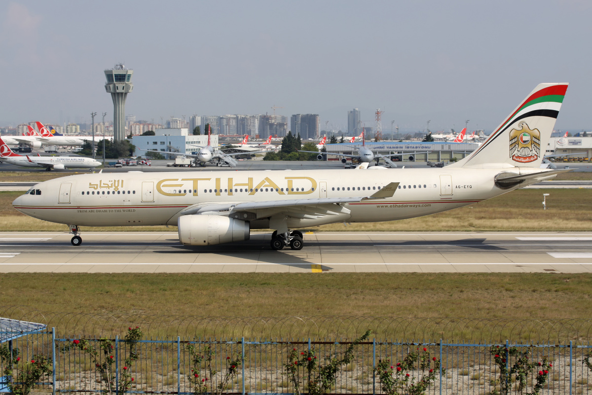 A5-EYQ, Etihad Airways (Samoloty » Port Lotniczy im. Atatürka w Stambule » Airbus A330-200)