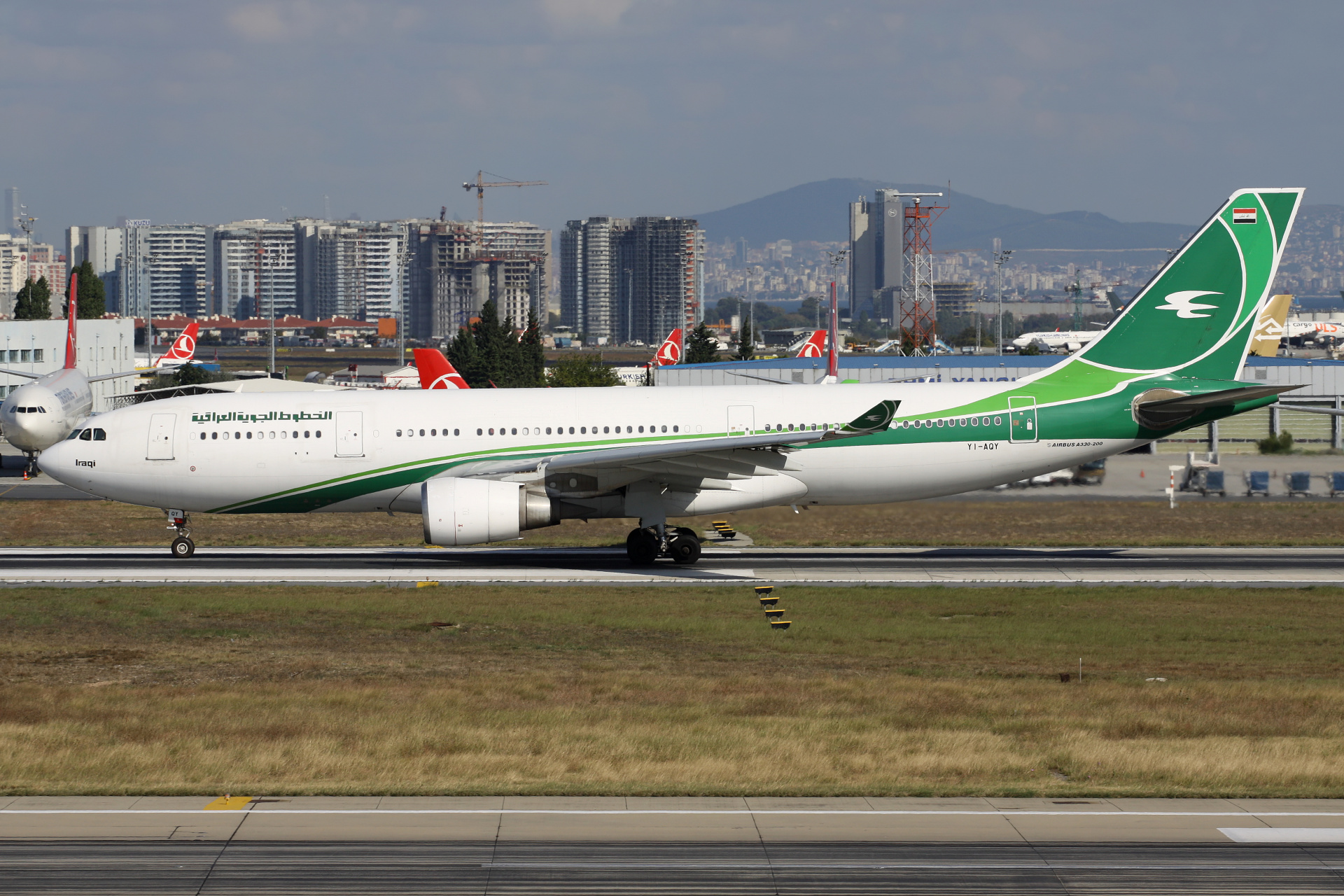 YI-AQY, Iraqi Airways (Samoloty » Port Lotniczy im. Atatürka w Stambule » Airbus A330-200)
