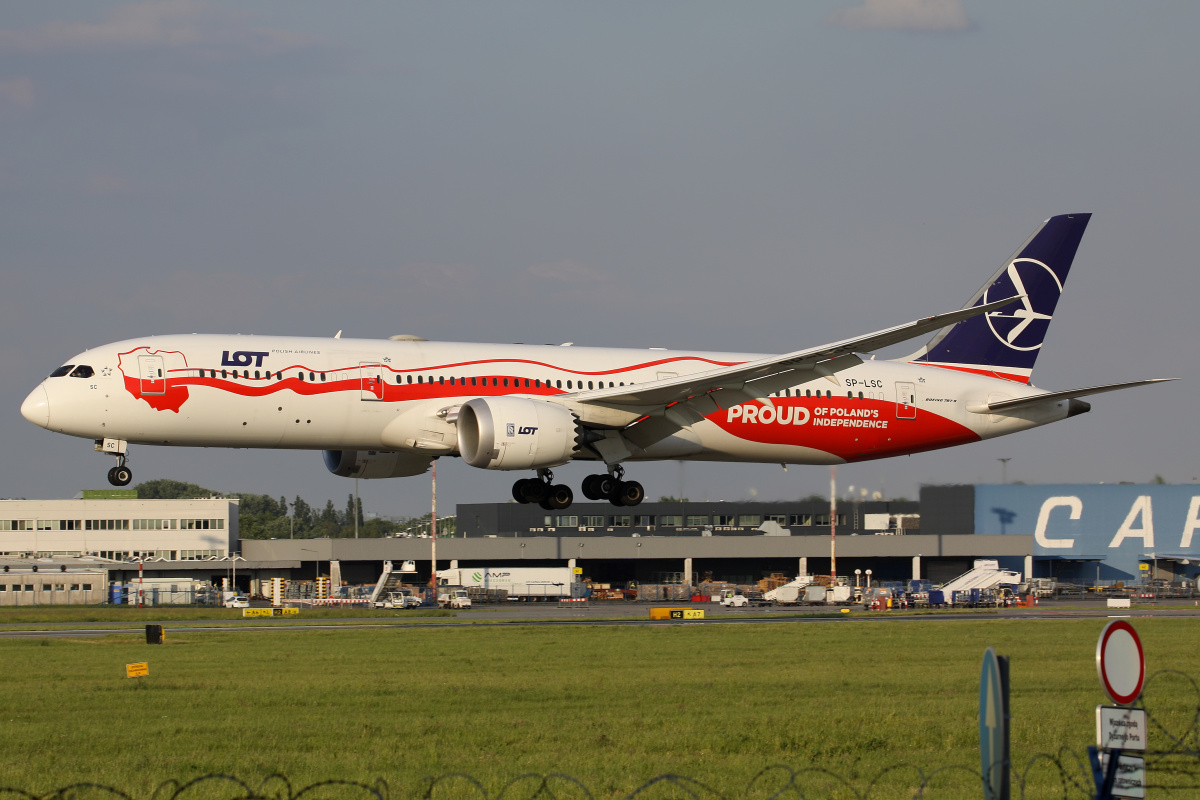 SP-LSC (malowanie Dumni z niepodległości Polski) (Samoloty » Spotting na EPWA » Boeing 787-9 Dreamliner » Polskie Linie Lotnicze LOT)