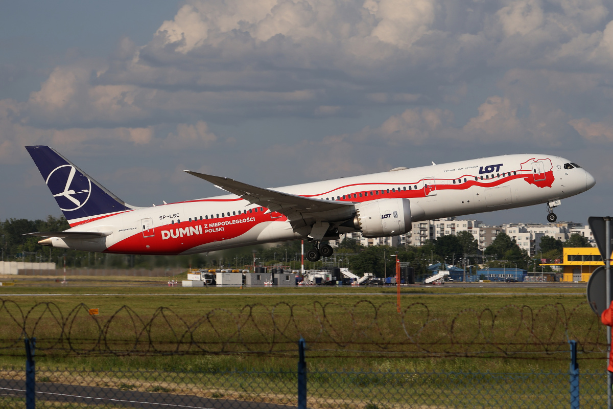 SP-LSC (malowanie Dumni z niepodległości Polski) (Samoloty » Spotting na EPWA » Boeing 787-9 Dreamliner » Polskie Linie Lotnicze LOT)