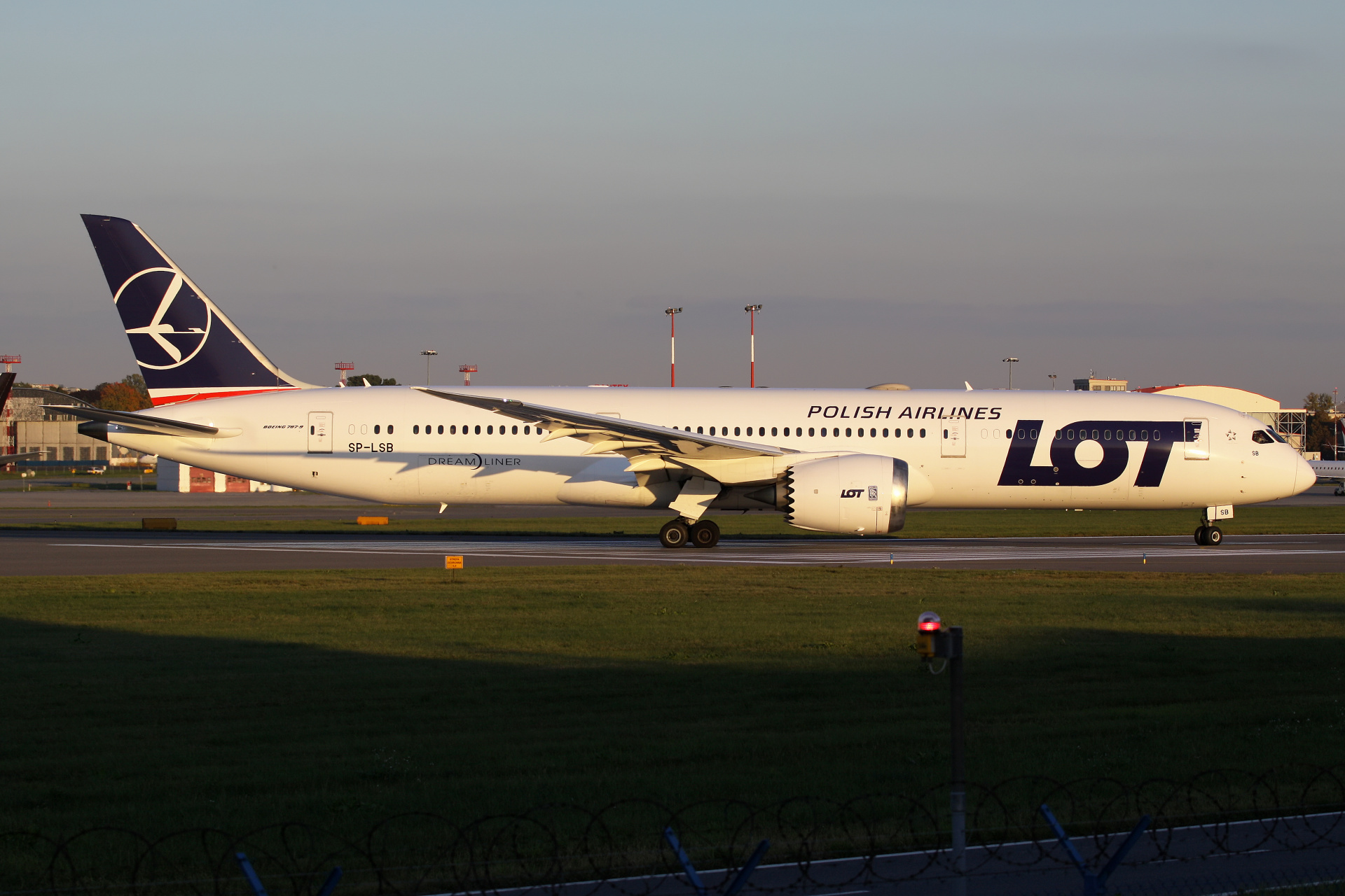 SP-LSB (Samoloty » Spotting na EPWA » Boeing 787-9 Dreamliner » Polskie Linie Lotnicze LOT)