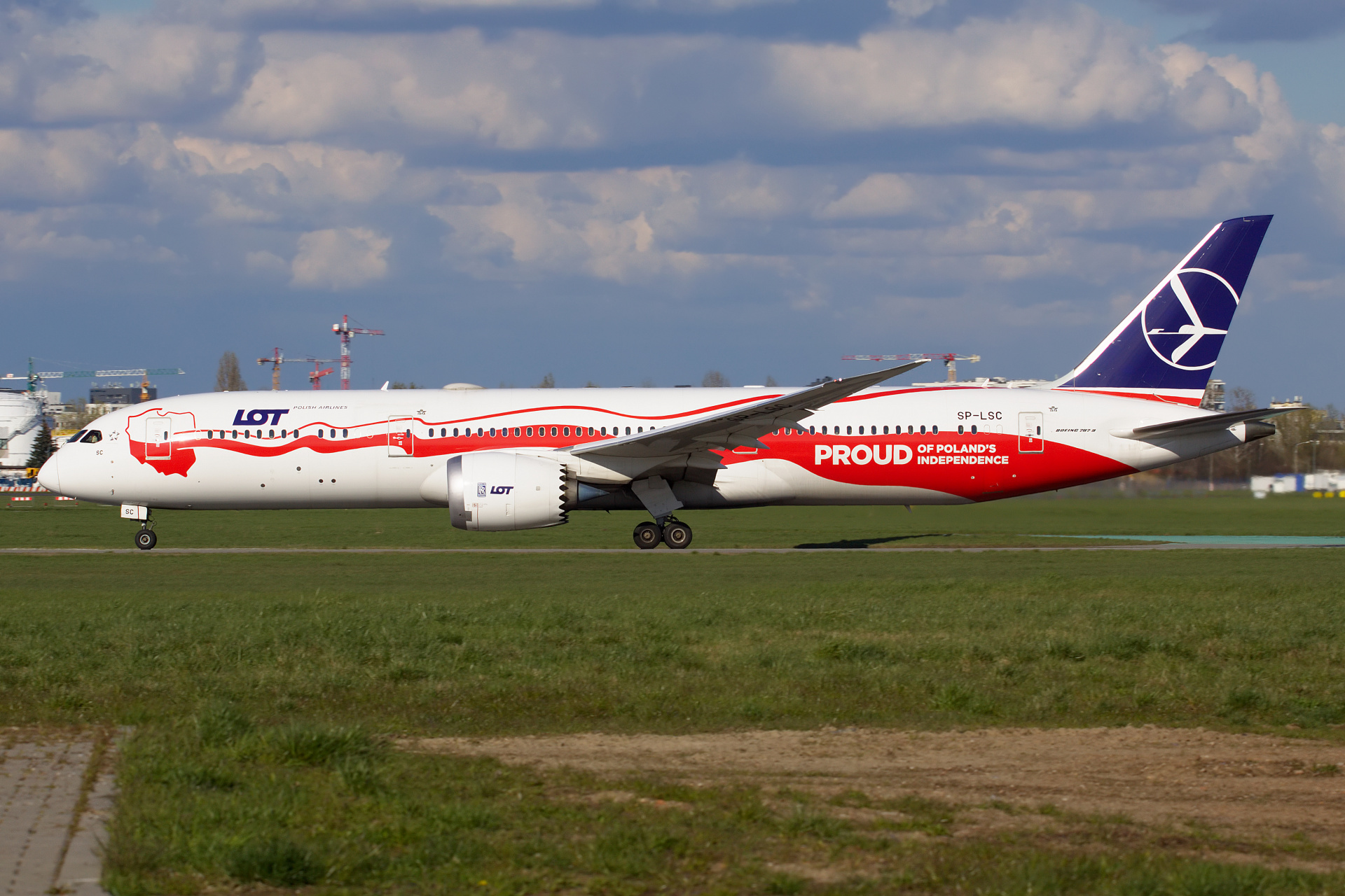 SP-LSC (malowanie Dumni z niepodległości Polski) (Samoloty » Spotting na EPWA » Boeing 787-9 Dreamliner » Polskie Linie Lotnicze LOT)