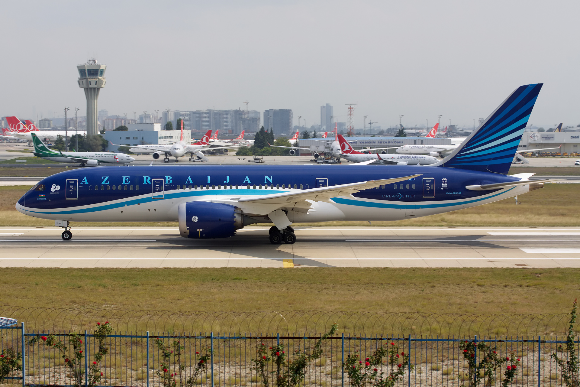 VP-BBS, AZAL Azerbaijan Airlines (Samoloty » Port Lotniczy im. Atatürka w Stambule » Boeing 787-8 Dreamliner)