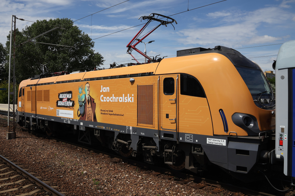 E4DCU EU160-017, PKP Intercity ("Academy of Superheroes: Jan Czochralski" wrap)