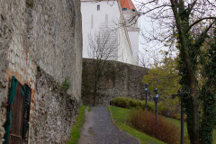 Deptak wok&oacute;ł mur&oacute;w zamkowych