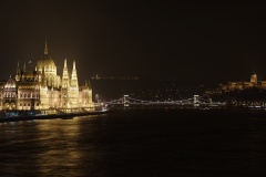 Dunaj, Parlament, Most łańcuchowy Sz&eacute;chenyiego i Zamek Kr&oacute;lewski